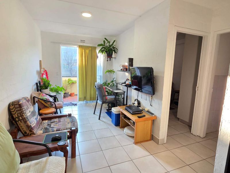 Newly Renovated 4 Bed 2 Bath Apartment open plan living area with kitchenette with 4 Secure Parkings allocated - Photo 3