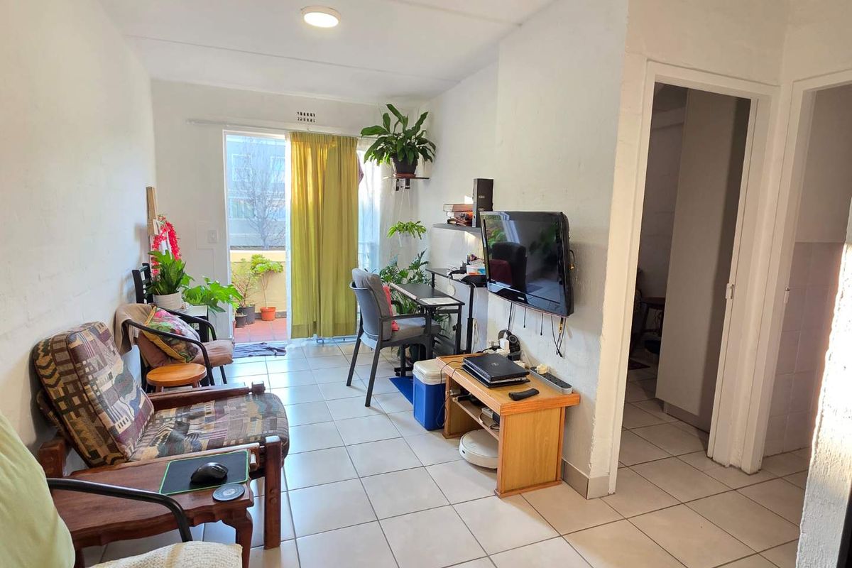 Newly Renovated 4 Bed 2 Bath Apartment open plan living area with kitchenette with 4 Secure Parkings allocated - Photo 3