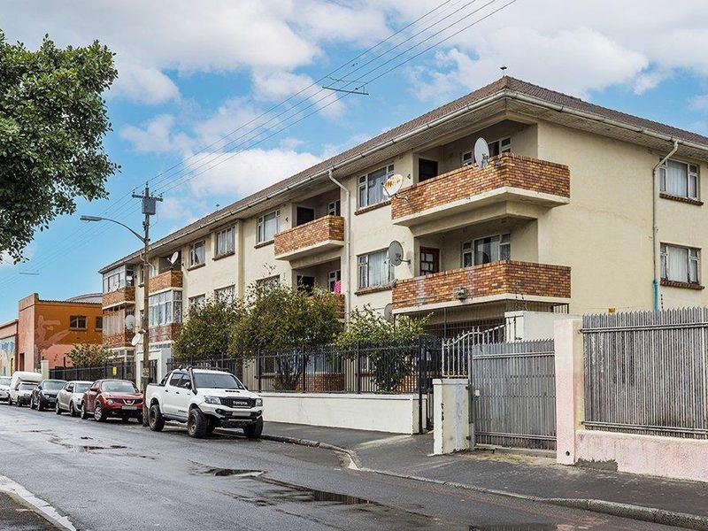 Spacious 3 Bedroom Apartment with Garage in Parow - Photo 3