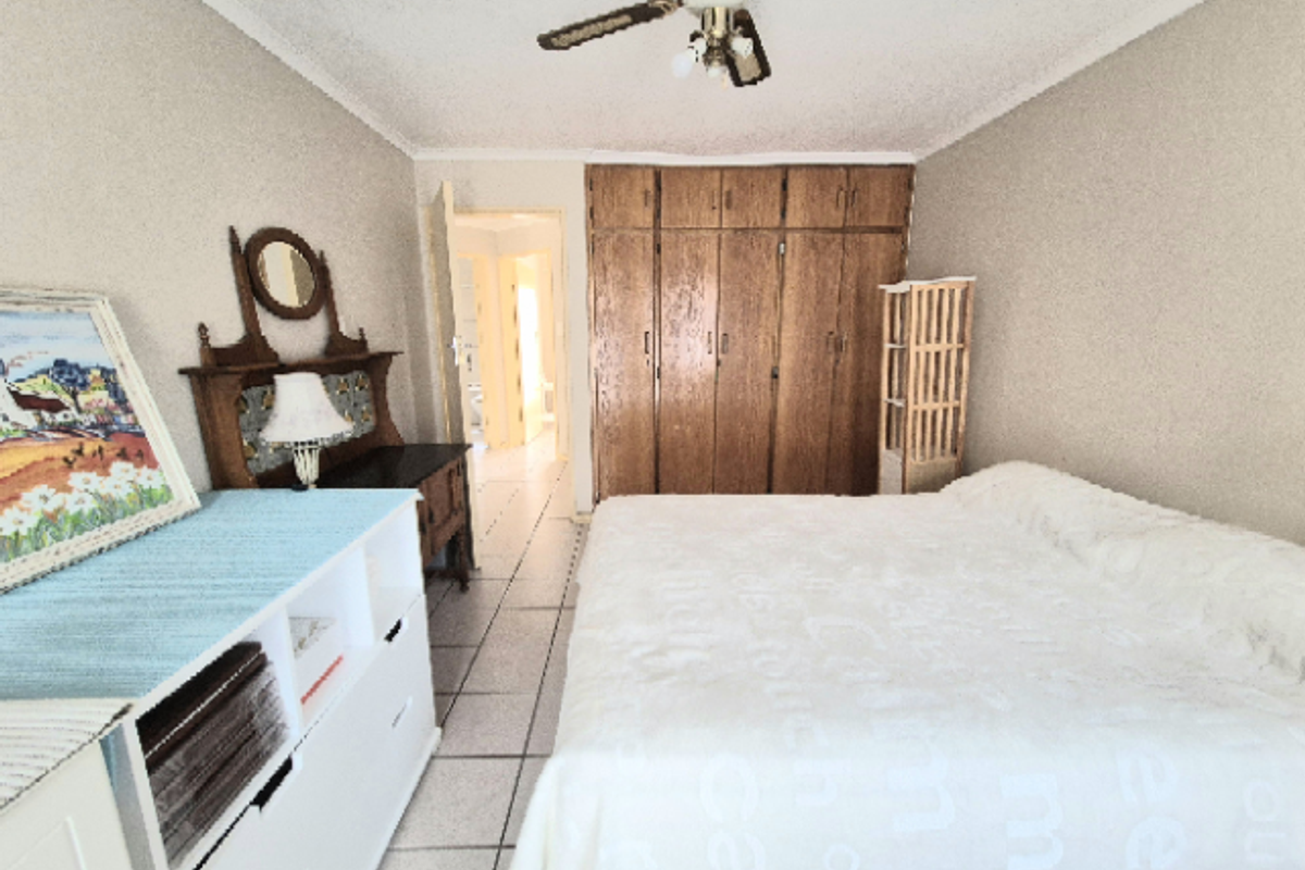 Elegant, bright townhouse with fantastic location - Photo 3