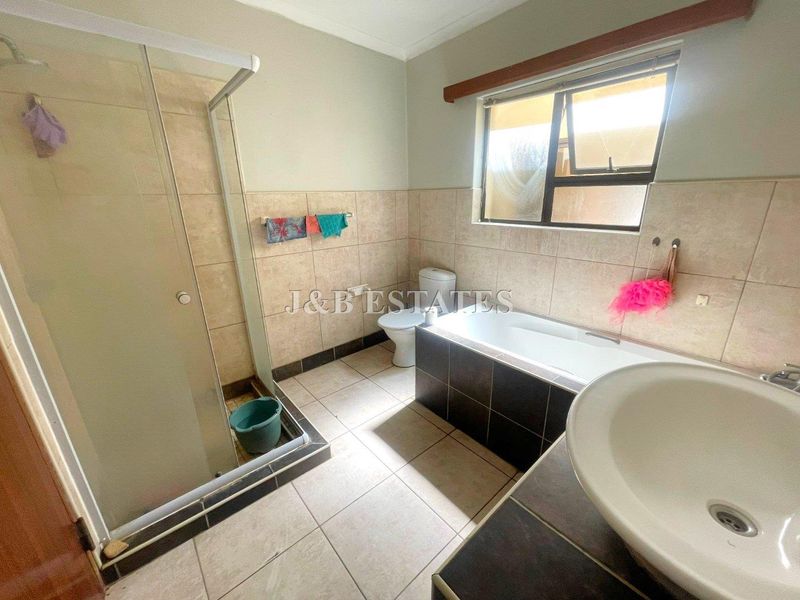 Modern 3-Bedroom House - Photo 5