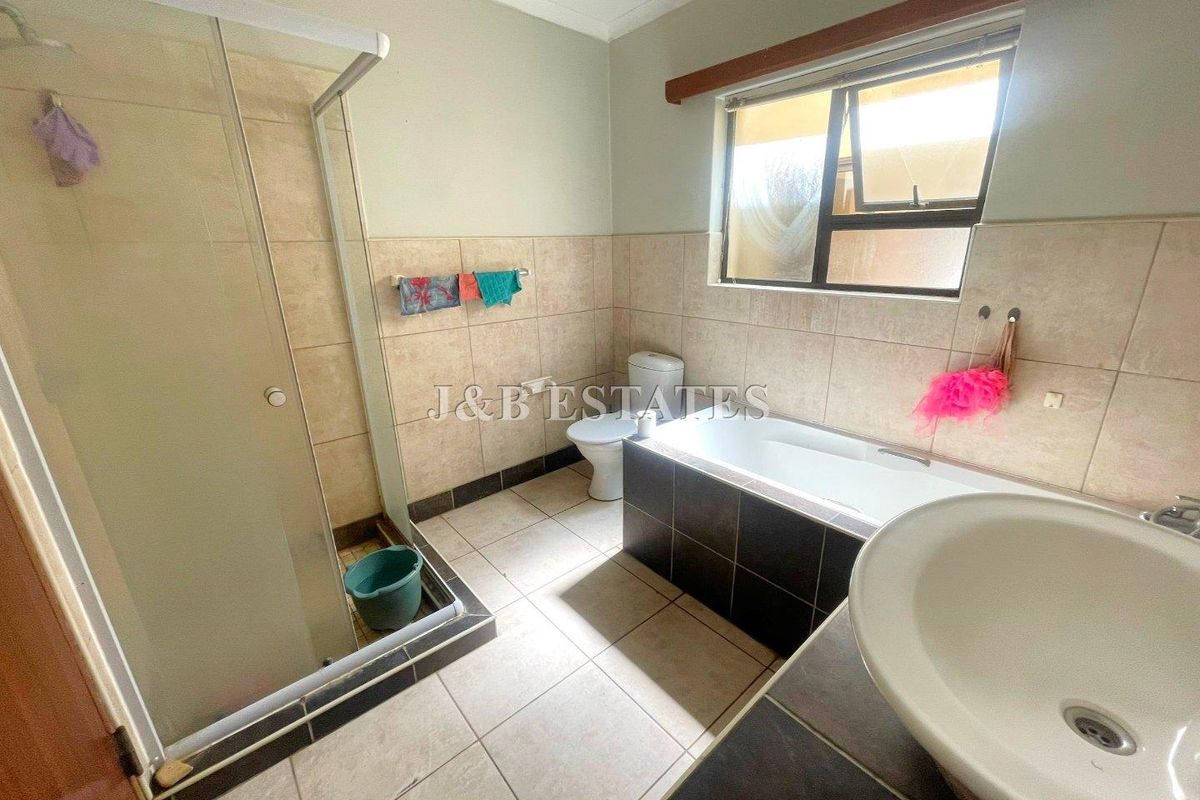 Modern 3-Bedroom House - Photo 5