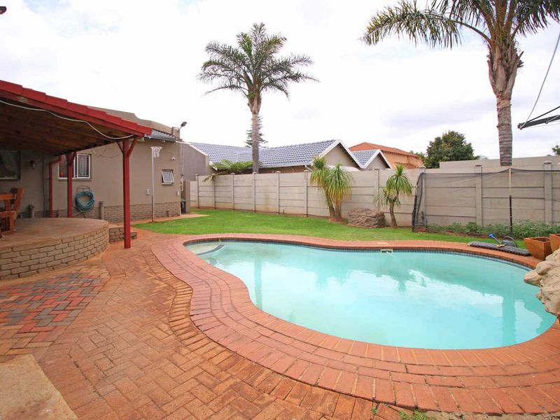 CITY LIFE AND SERENITY GREETS YOU AS YOU ARRIVE AND STEP INTO THIS PEACEFUL AND BEAUTIFUL HOME - Photo 10