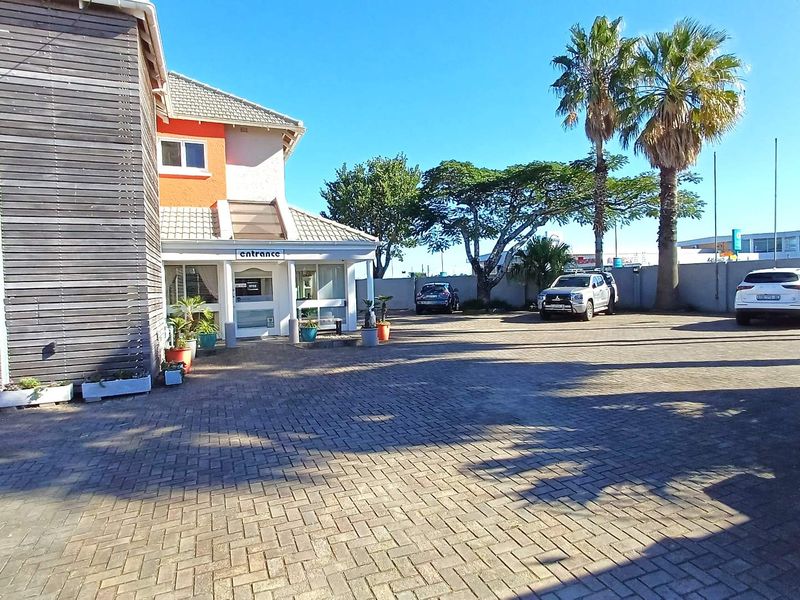 Corner commercial property perfectly located on Devereaux Avenue - Photo 4