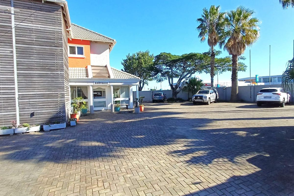 Corner commercial property perfectly located on Devereaux Avenue - Photo 4