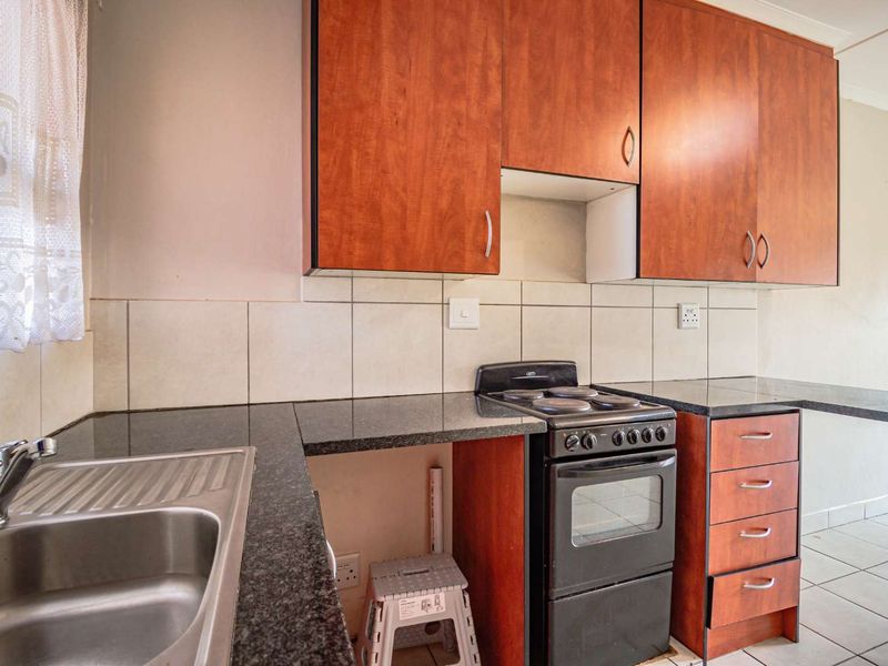 Charming 2-Bedroom Apartment with Excellent Potential - Photo 9