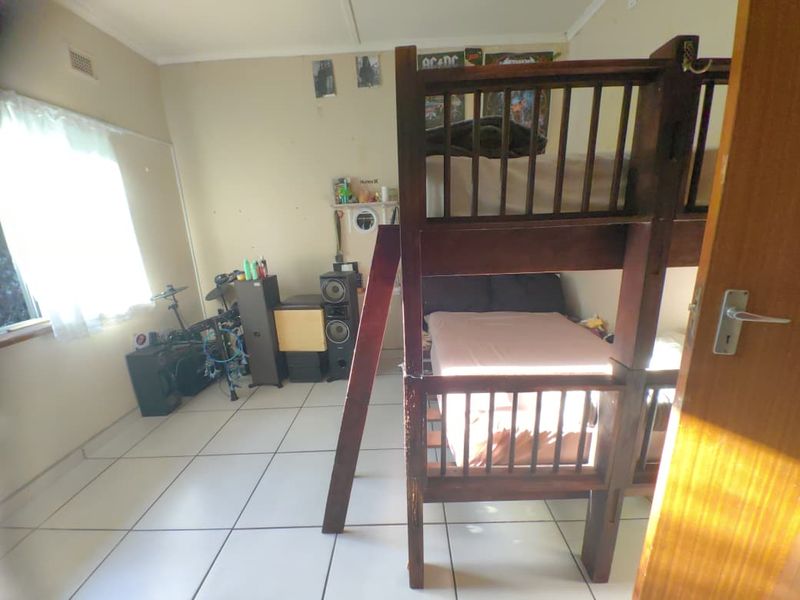 Charming 3-Bedroom Family Home with Pool in Safe Street - Photo 8