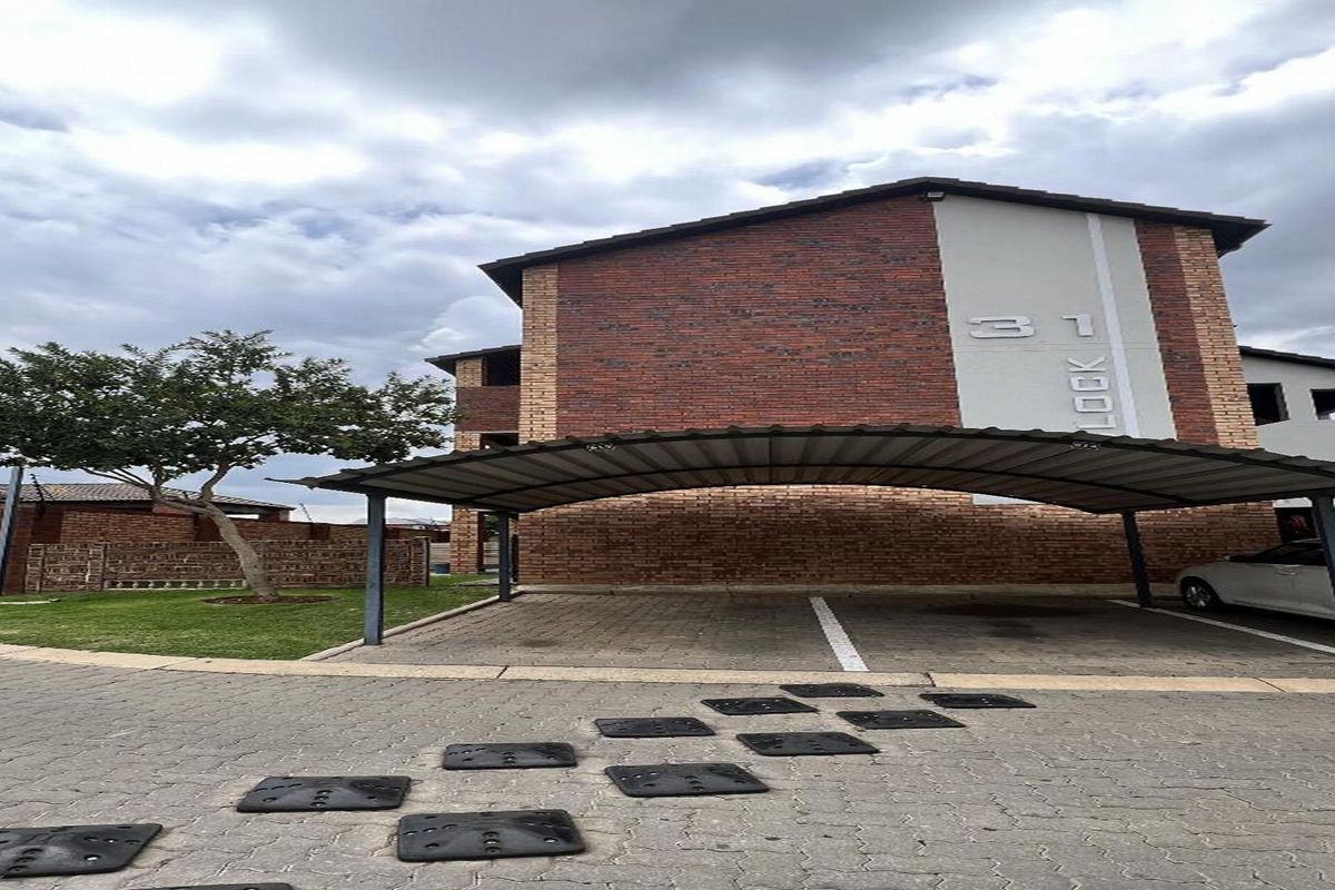 Family-Friendly Living: Kids' Play Area Included!" - Photo 3