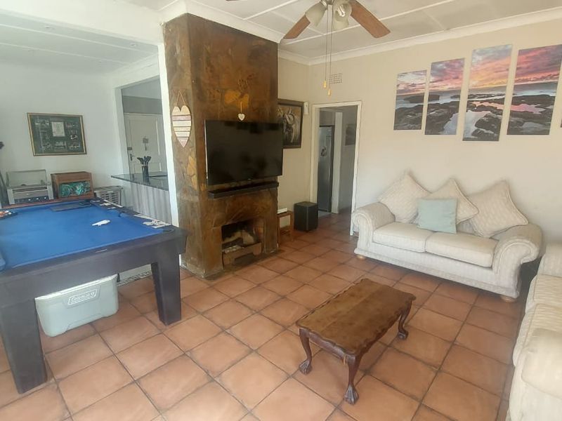 Open-Plan Living with 3 Beds & Bonus Flatlet - Photo 3