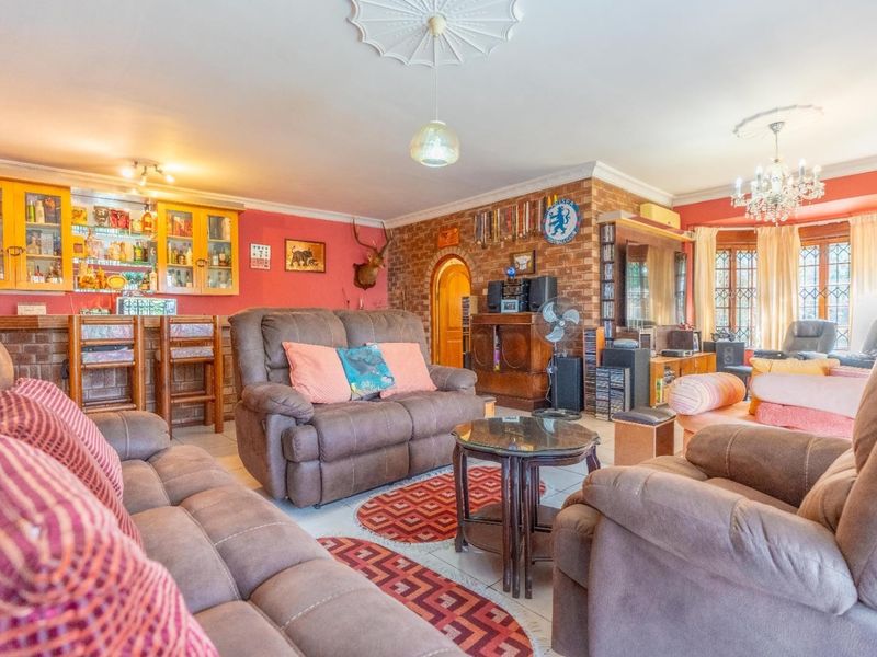 4 Bedroom home with granny flat in Chiltern Hills. - Photo 9