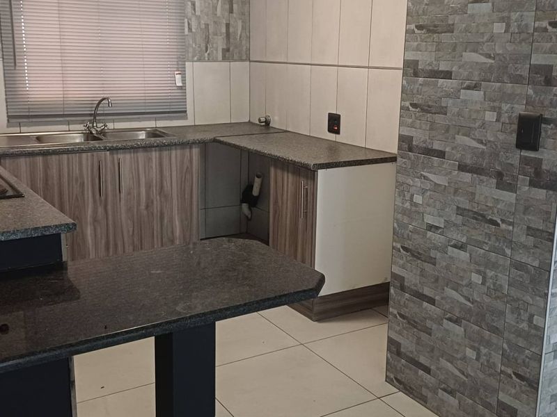 2 BED APARTMENT SANDOWN - Photo 2