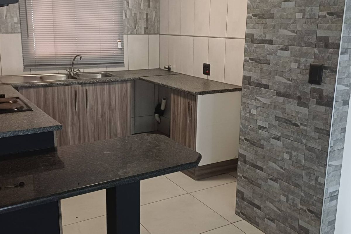 2 BED APARTMENT SANDOWN - Photo 2