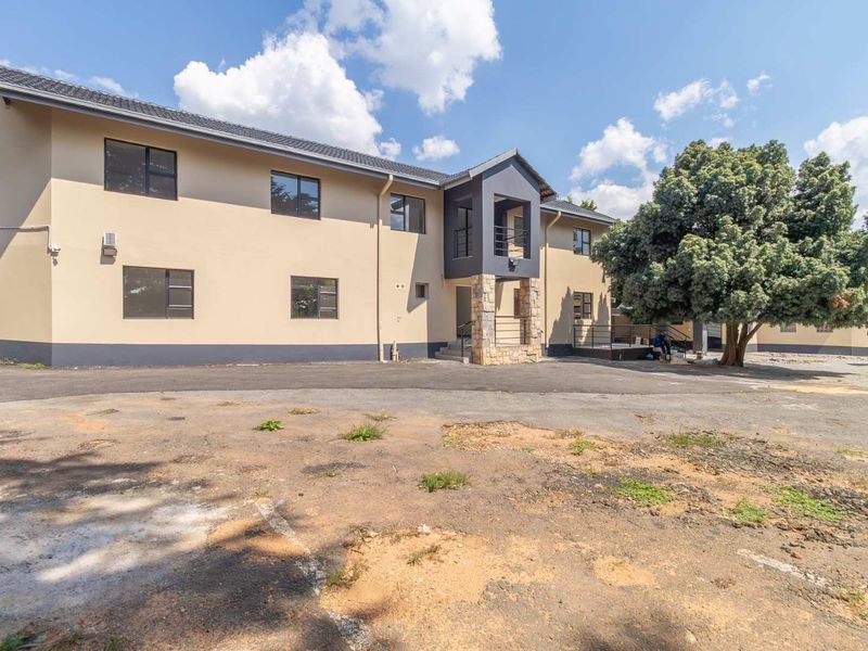 Move-In Ready: Modern Offices in Thriving Commercial Hub ! - Photo 6