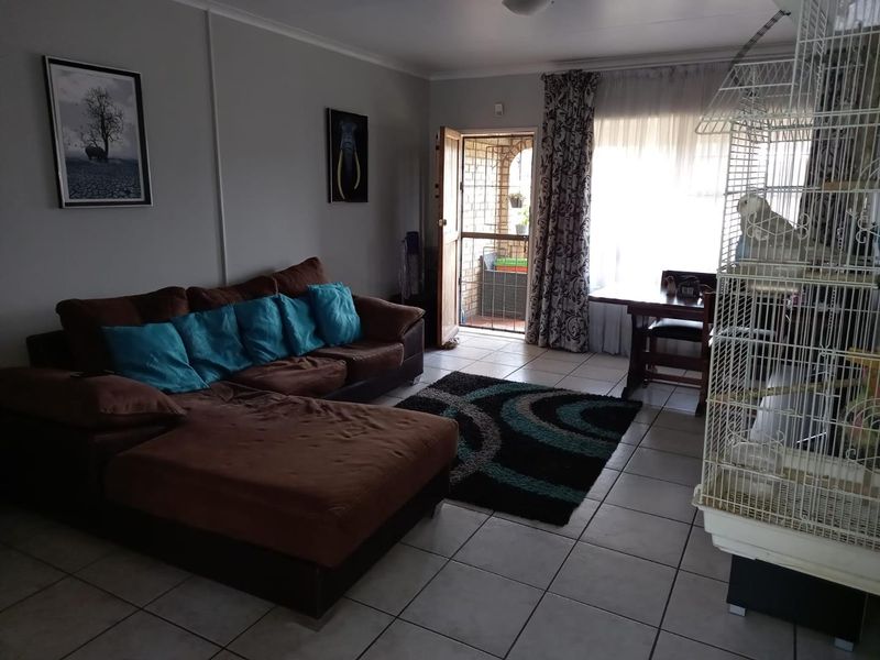 Spacious 3 Bedroom 2 Bathroom - Photo 3