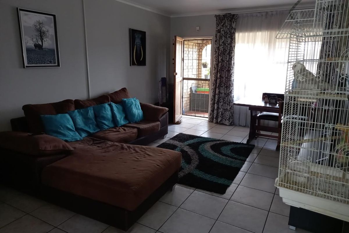 Spacious 3 Bedroom 2 Bathroom - Photo 3