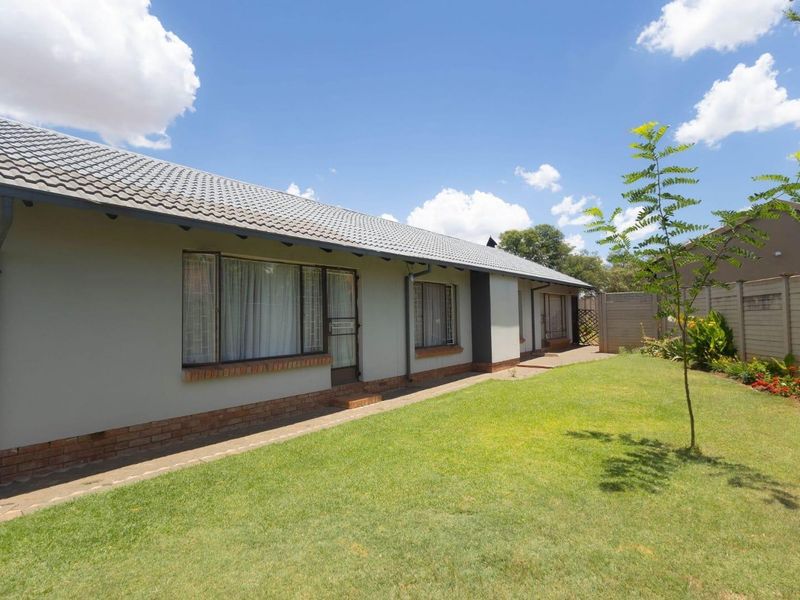 Spacious 3-Bedroom Home with Private Pool & Expansive Yard - Photo 3