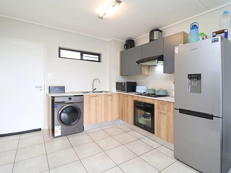 Modern 2-Bedroom Apartment with Balcony in Greenlee Eco Estate - Photo 4