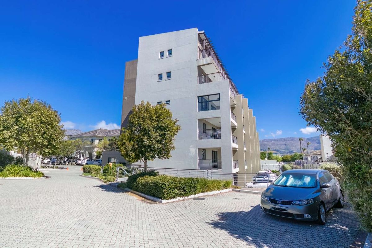 North-facing Modern Apartment With Views & Pooldeck! - Photo 2