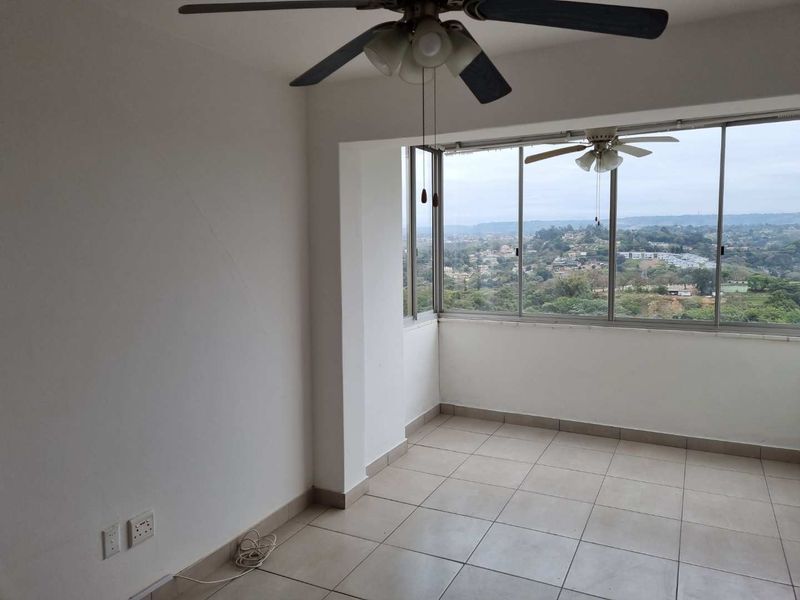 Top-Floor 2 Bedroom Apartment with Scenic Views in Secure Findlain Court - Photo 6