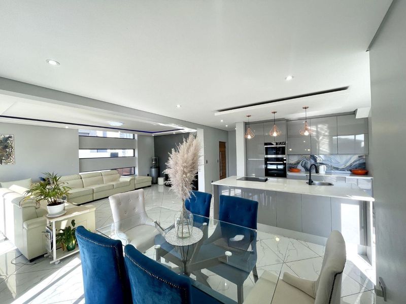 Secure Estate Living Meets Contemporary Elegance - Photo 4