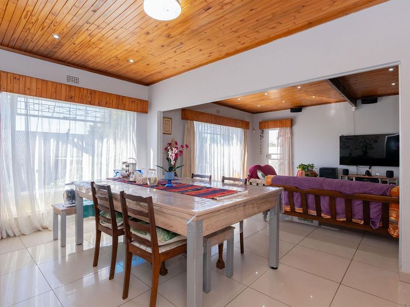 Spacious 3 Bedroom Family Home with Solar Power in Norkem Park - Photo 7