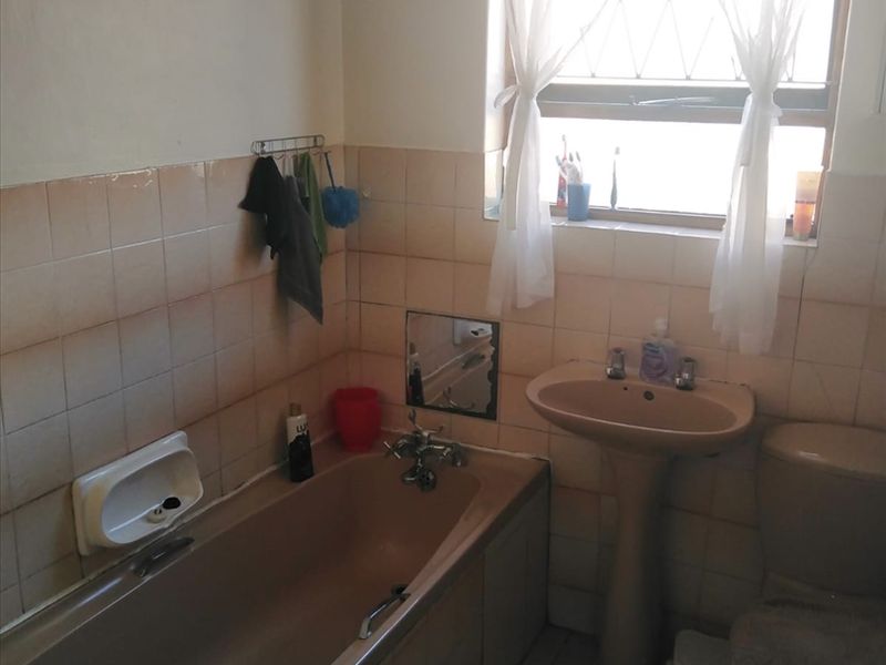 2 Bedroom Townhouse in Newton Park - Photo 5