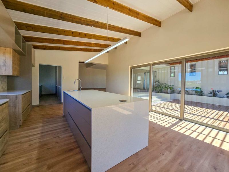 An architectural masterpiece - Skulpiesbaai Estate. - Photo 10