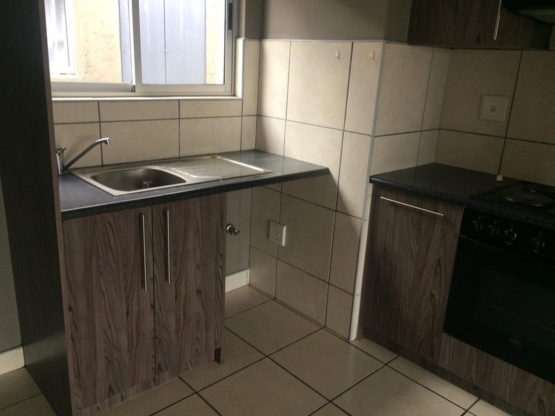 Unlock the door to your future at Hosea Kutako Apartments! For just N$800,000, you can own this charming 62m2 haven. - Photo 4