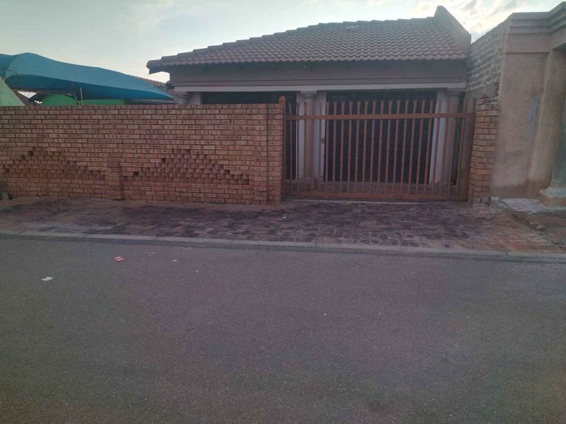 3 bedrooms house to rent in Soshanguve East - Photo 3