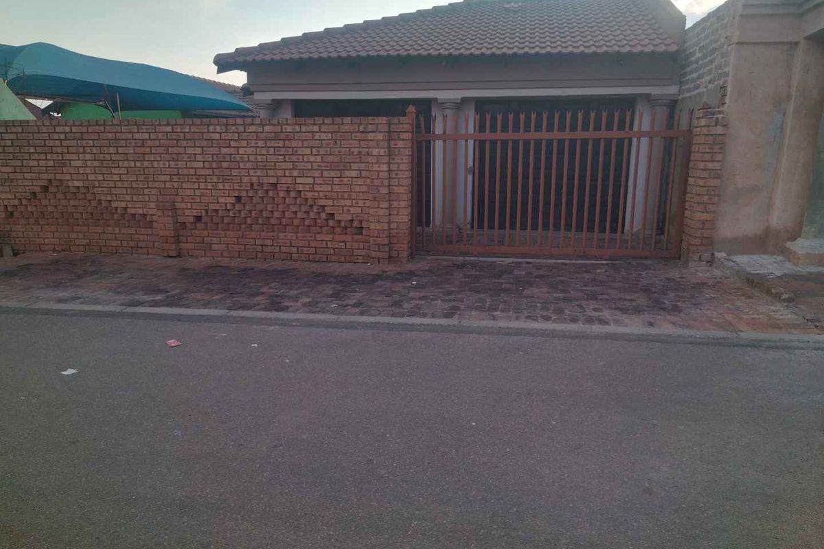 3 bedrooms house to rent in Soshanguve East - Photo 3