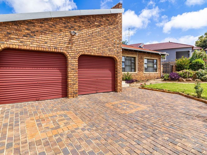 ### Spacious Family Home for Sale in a Prime Gated Community - Photo 2