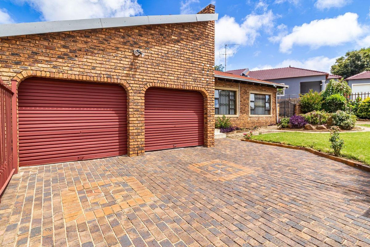 ### Spacious Family Home for Sale in a Prime Gated Community - Photo 2