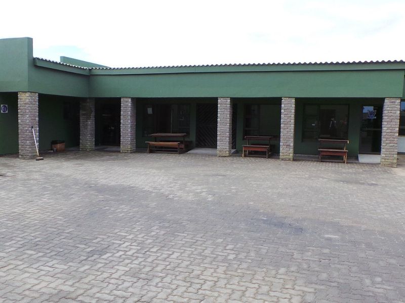 Commercial Property on busy road close to shopping center ! - Photo 7
