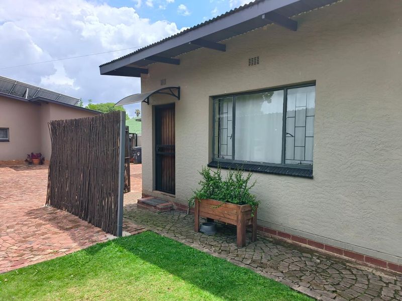 Investment property with a 3 bedroomed home, plus  2 freestanding, self contained flats. - Photo 6