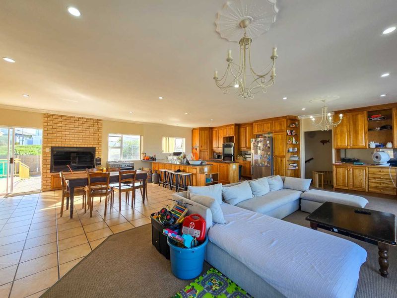 Facebrick family home for sale in Stilbaai-Wes. - Photo 3