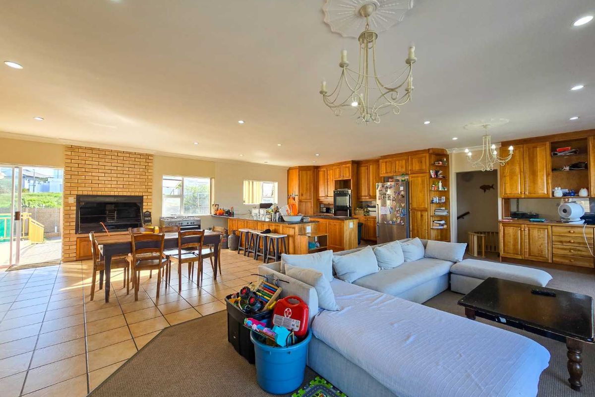 Facebrick family home for sale in Stilbaai-Wes. - Photo 3