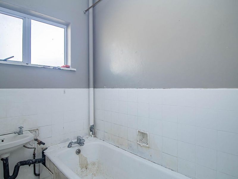 Ready to Move 2 bedroom in a well maintained prime area - Photo 9