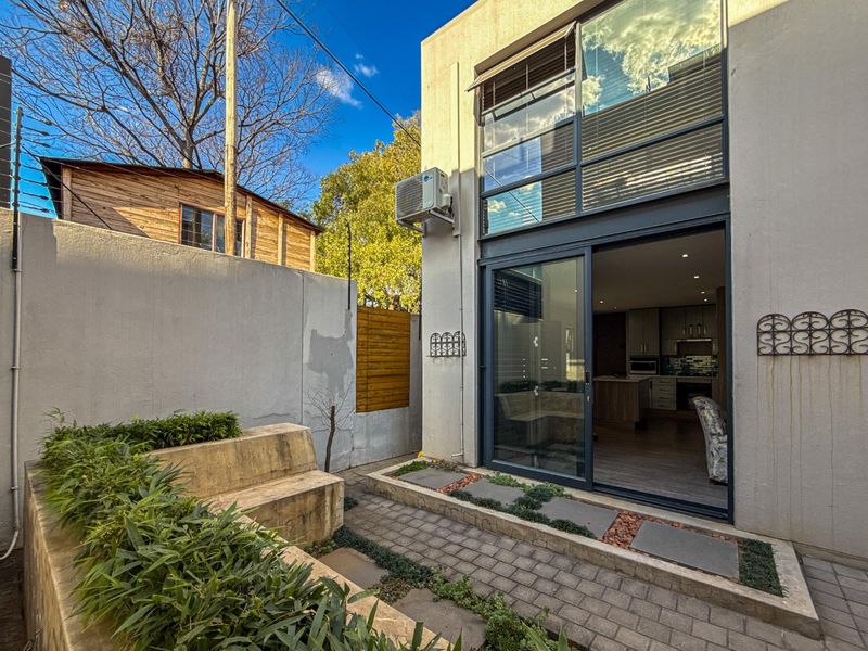 Boldly Modern. Brilliantly Located. Beautifully Secure | Upmarket 3 Bed Townhouse in Boomed Off Menlo Park - Photo 2