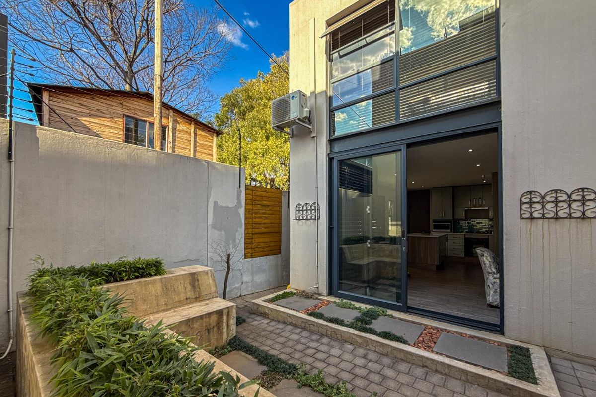 Boldly Modern. Brilliantly Located. Beautifully Secure | Upmarket 3 Bed Townhouse in Boomed Off Menlo Park - Photo 2