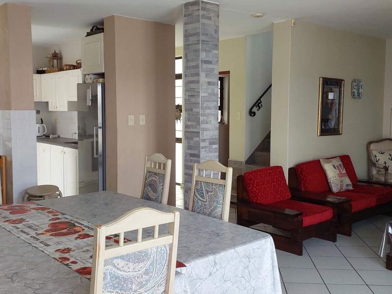 Excellent location close to beach and all amenities - Photo 4