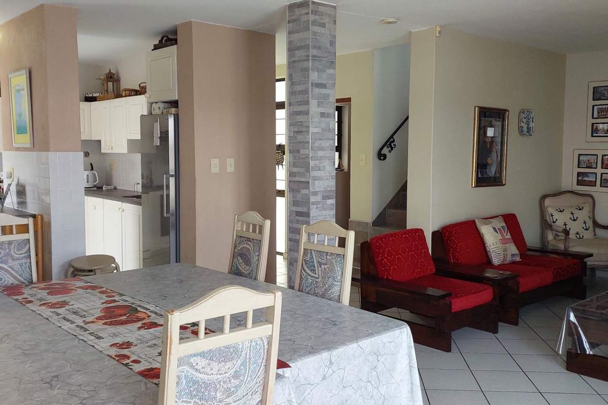 Excellent location close to beach and all amenities - Photo 4