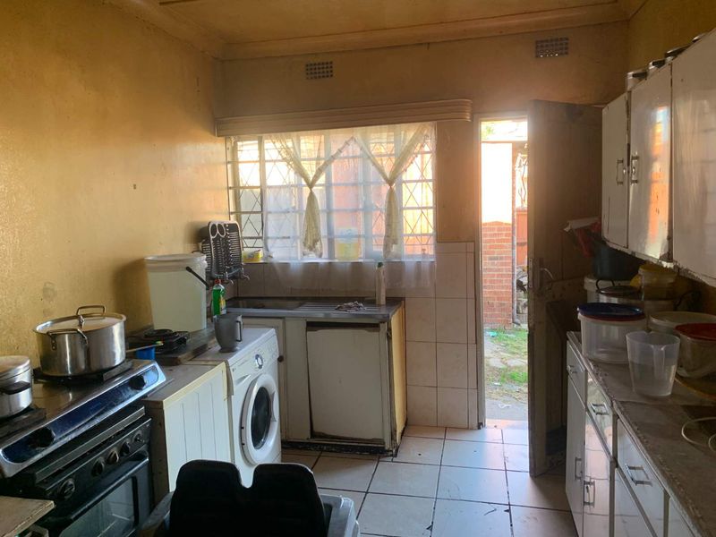 Exceptional Investment Opportunity: Dual 3-Bedroom Houses with Rental Income Potential - Photo 8