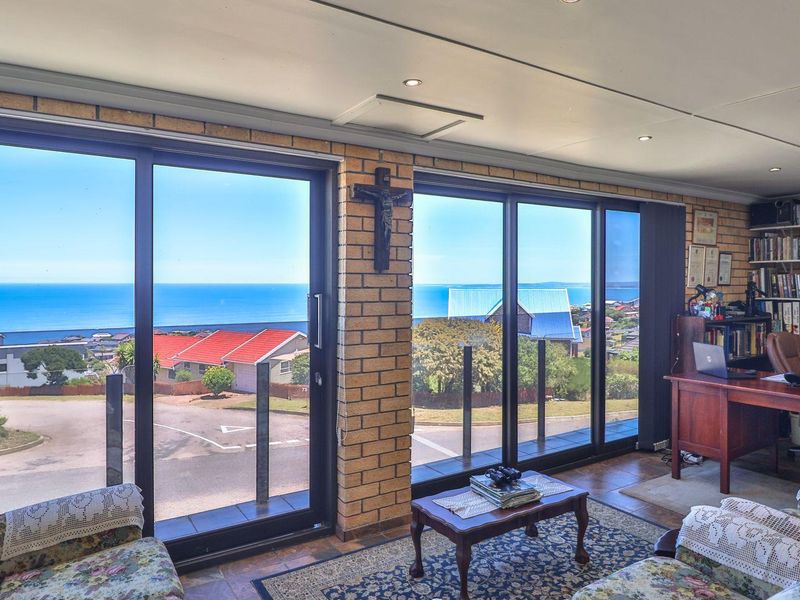 Spacious 5 Bedroom Family Home with immaculate Ocean Views - Photo 4