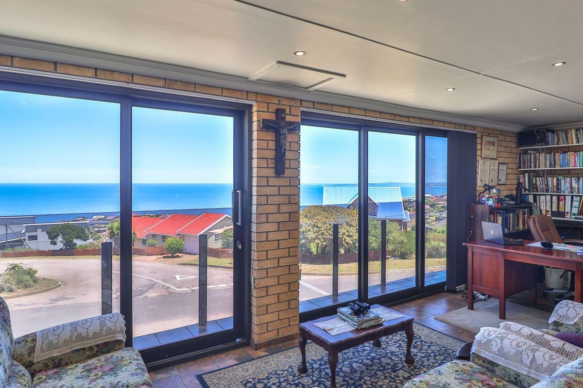 Spacious 5 Bedroom Family Home with immaculate Ocean Views - Photo 4