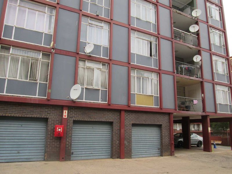 A BEAUTIFUL NEAT AND CLEAN [2.5] TWO AND HALF BEDROOMS APARTMENT FOR SALE IN MUCKLEUK. - Photo 2