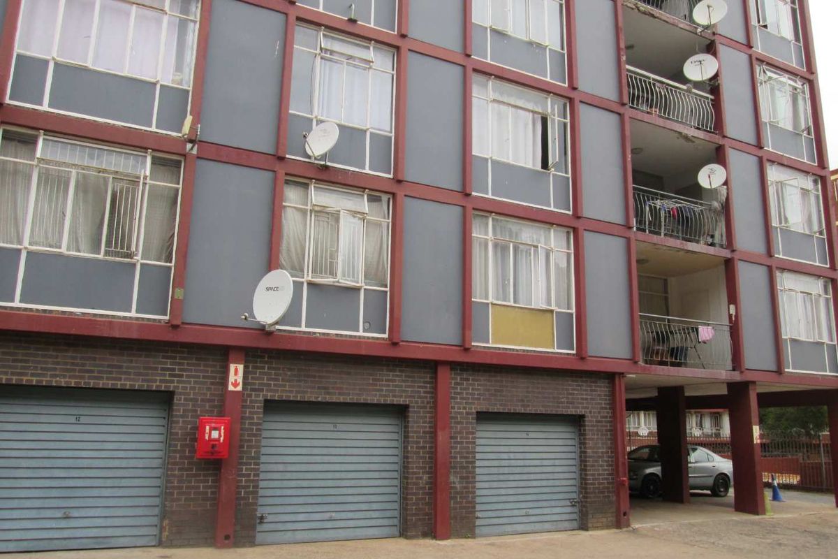 A BEAUTIFUL NEAT AND CLEAN [2.5] TWO AND HALF BEDROOMS APARTMENT FOR SALE IN MUCKLEUK. - Photo 2