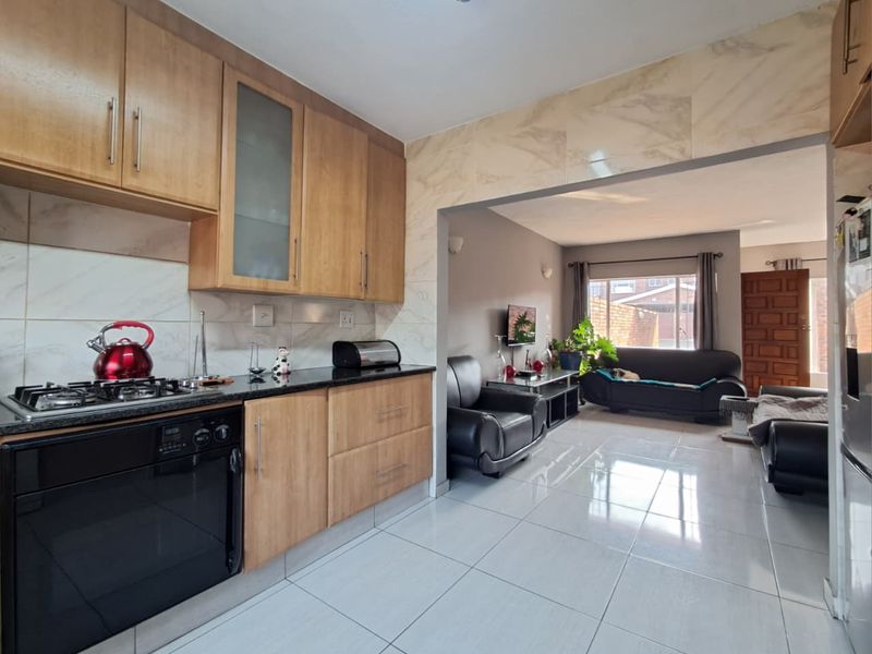 3 Bedroom Duplex for Sale in Brackenhurst - Photo 2