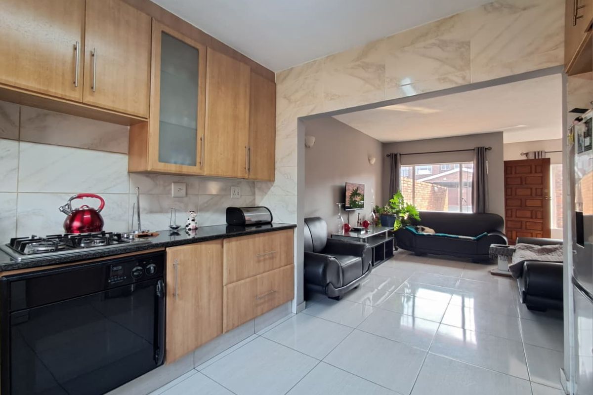 3 Bedroom Duplex for Sale in Brackenhurst - Photo 2