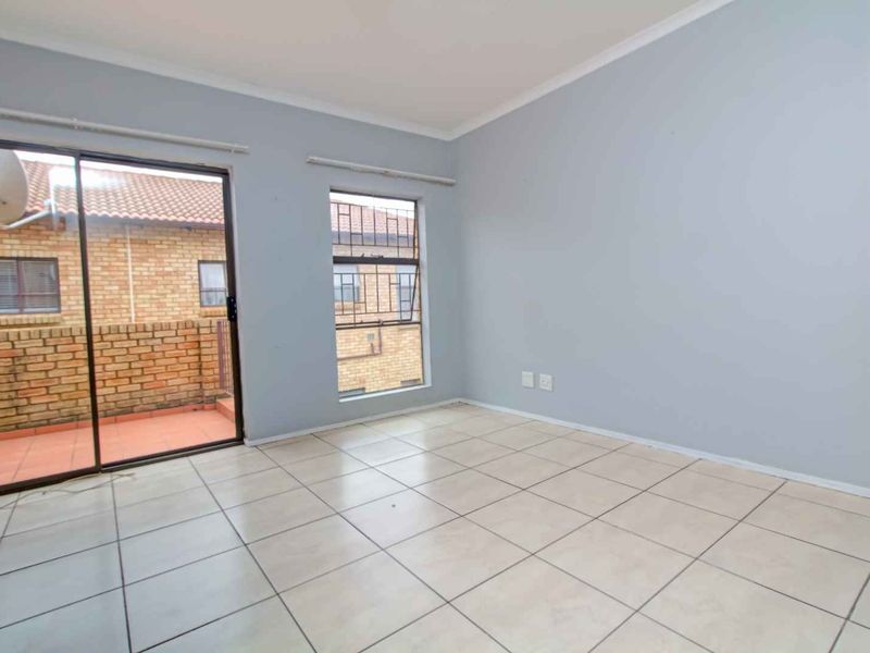 Open-Plan Living with Balcony & 24-Hour Security! - Photo 5