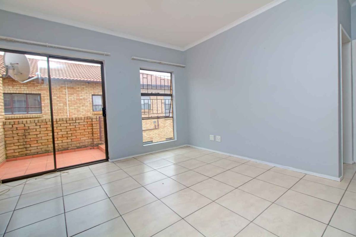 Open-Plan Living with Balcony & 24-Hour Security! - Photo 5